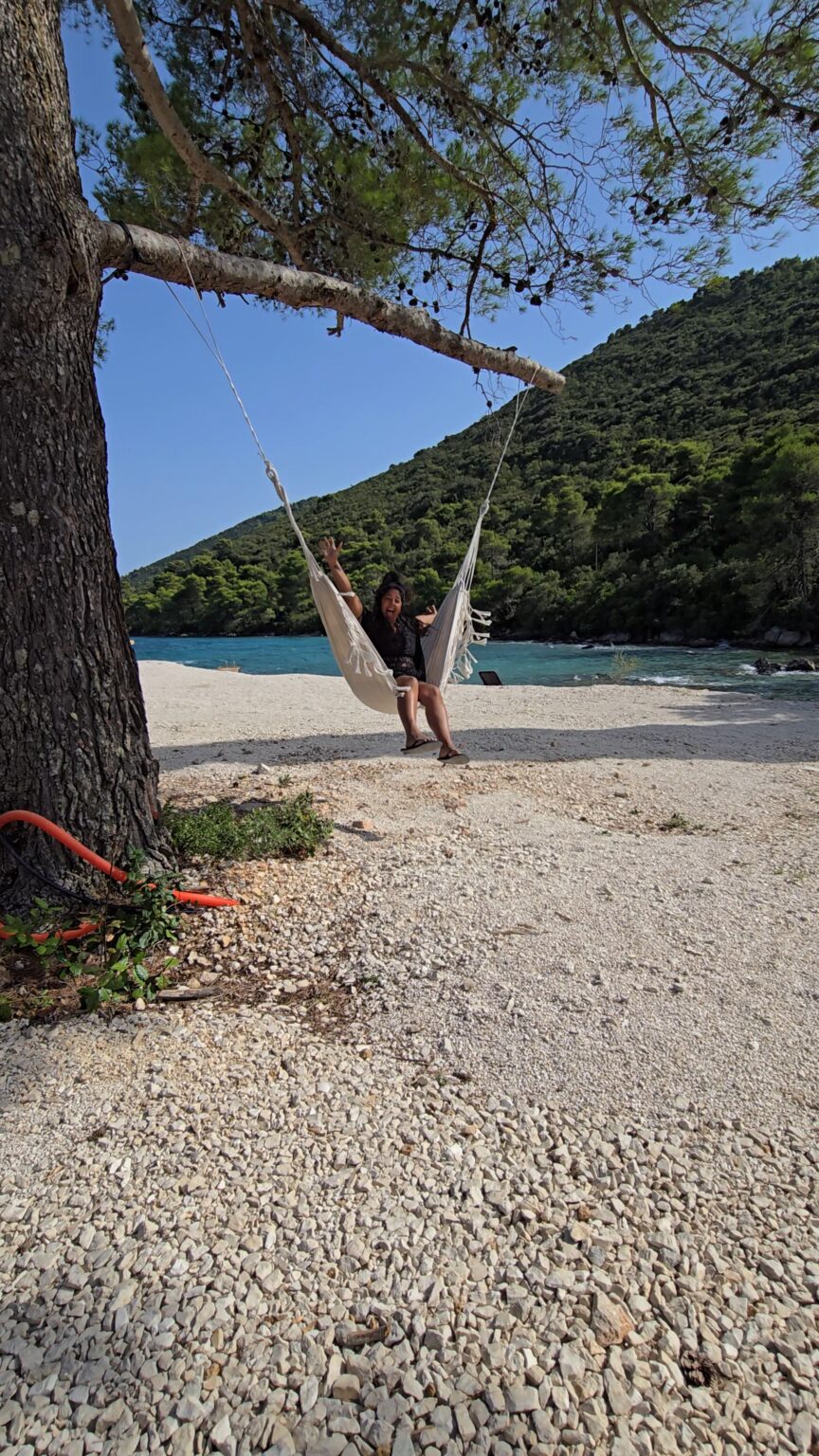 Een hangmat aan een strand, de plek waar Bianca vanuit haar camper werkt